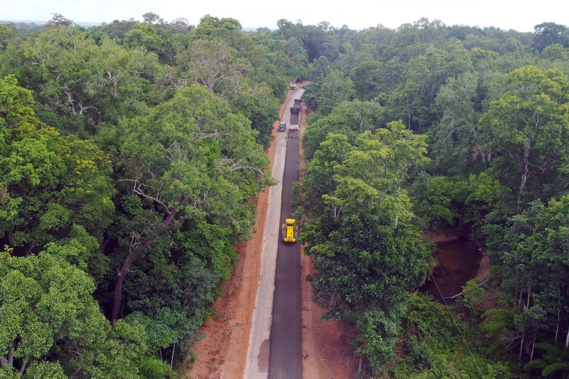 Thi công sửa chữa, cải tạo đoạn Quốc lộ 14C nối từ thị trấn Đắk Mil (Đắk Mil, Đắk Nông) với tỉnh Đắk Lắk. (Ảnh: Hưng Thịnh/TTXVN)