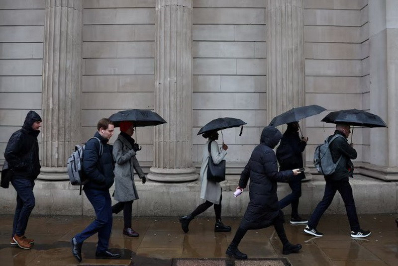 Người lao động di chuyển trong giờ cao điểm ở London, Anh ngày 8/2/2024. (Ảnh: Reuters/TTXVN)