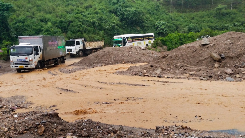 Điểm sạt lở tại Km1+520, tỉnh lộ 140. (Ảnh: TTXVN phát)