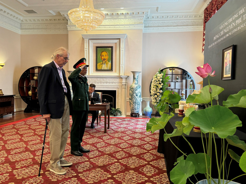 Một học giả người Mỹ yêu Việt Nam viếng Tổng Bí thư Nguyễn Phú Trọng. (Ảnh: Kiều Trang/TTXVN)