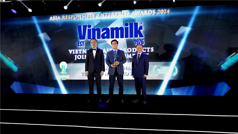 Ông Lê Hoàng Minh, Giám đốc Điều hành Sản xuất của Vinamik, nhận cúp chứng nhận cho hạng mục Green Leadership của Giải thưởng AREA. (Nguồn: Vietnam+)