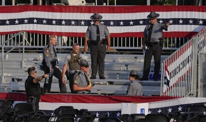 Lực lượng thực thi pháp luật Mỹ phong tỏa hiện trường vụ nổ súng nhằm vào cựu Tổng thống Donald Trump ở thành phố Butler, bang Pennsylvania, ngày 13/7/2024. (Ảnh: AP/TTXVN)