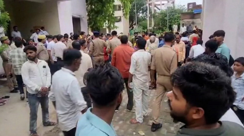 Thân nhân các nạn nhân trong vụ giẫm đạp chờ đợi bên ngoài phòng cấp cứu của bệnh viện Etah, bang Uttar Pradesh (Ấn Độ). (Ảnh: Reuters/TTXVN)