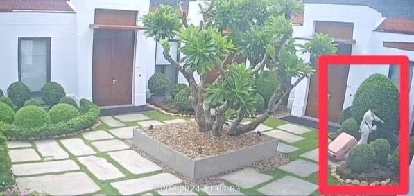 Trích xuất đoạn clip do camera an ninh CCTV của khách sạn ghi lại cho thấy nhóm du khách di chuyển vali về một phòng trong khuôn viên khách sạn Grand Hyatt Erawan ở quận Pathum Wan từ hôm 15/7. (Nguồn: Bangkok Post)