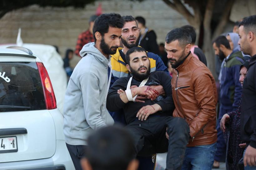 Lực lượng cứu hộ chuyển người bị thương sau vụ tấn công của Israel xuống thành phố Deir el-Balah, miền Trung Dải Gaza ngày 19/12/2023. (Ảnh: THX/TTXVN)