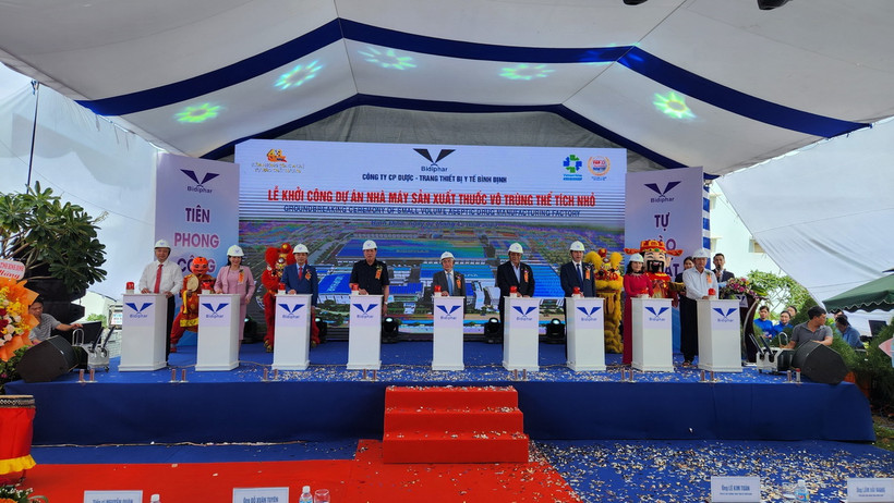 Các đại biểu bấm nút Khởi công Nhà máy sản xuất thuốc vô trùng thể tích nhỏ nằm trong khu công nghiệp Nhơn Hội. (Ảnh: Sỹ Thắng/TTXVN)