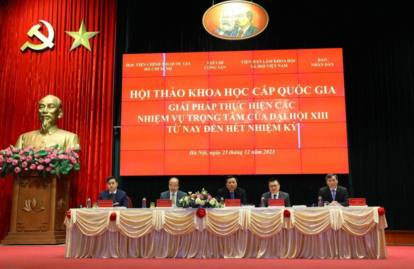 Các đại biểu chủ trì hội thảo. (Ảnh: Xuân Quảng/Vietnam+)