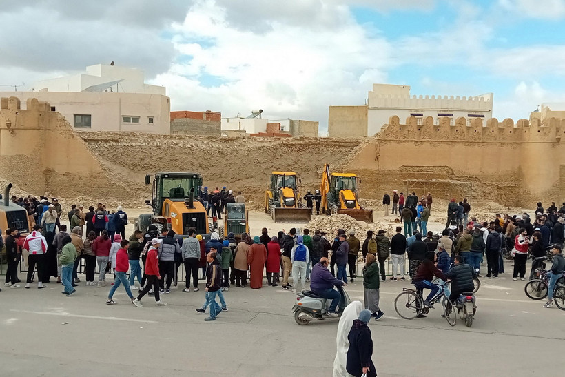 Hiện trường vụ sập bức tường thành cổ ở Tunisia ngày 16/12/2023. (Ảnh: AFP/TTXVN)