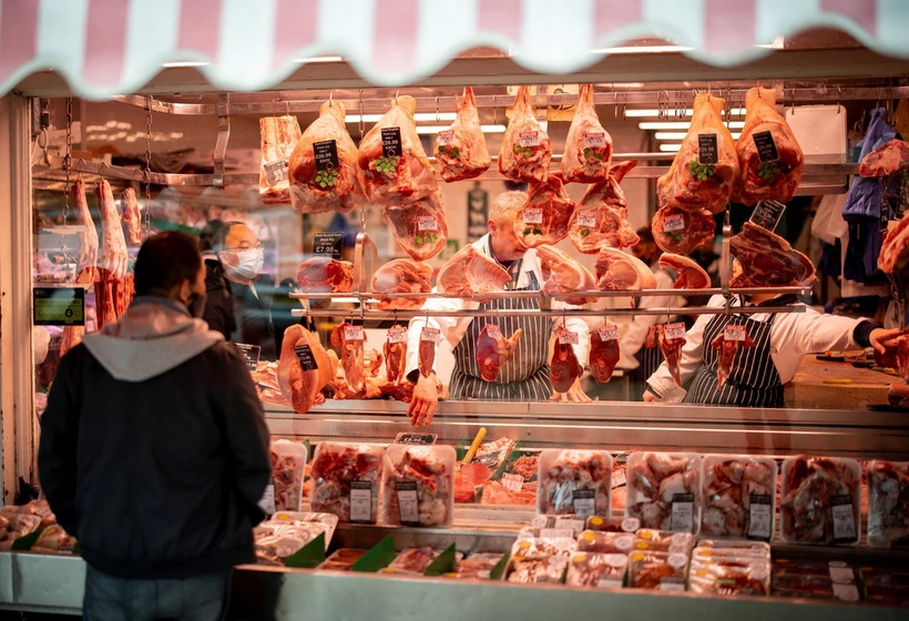 Khách hàng chọn mua thực phẩm tại cửa hàng ở trong siêu thị ở Walthamstow, phía Đông London, Anh. (Ảnh: AFP/TTXVN)