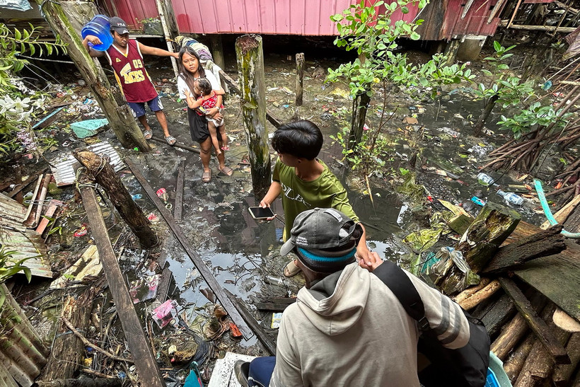 Người dân sơ tán khỏi nhà sau trận động đất tại Hinatuan, tỉnh Surigao del Sur, Philippines, ngày 3/12/2023. (Ảnh: AFP/TTXVN)