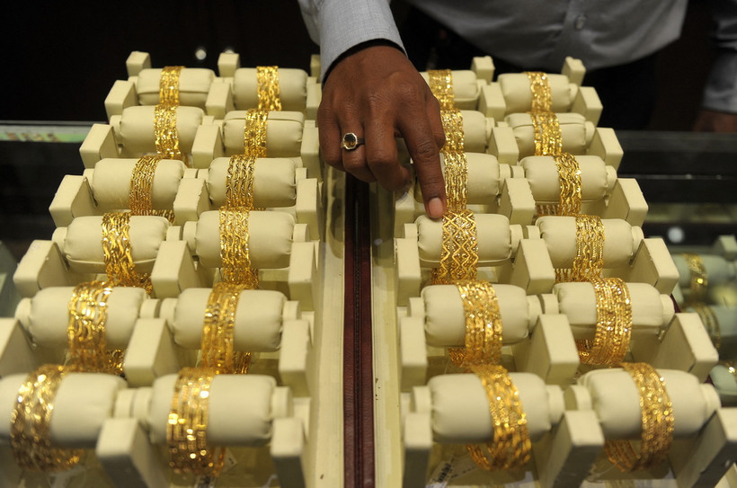 Vàng trang sức được bày bán tại tiệm kim hoàn ở Hyderabad, Ấn Độ. (Ảnh: AFP/TTXVN)