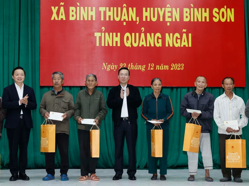 Chủ tịch nước Võ Văn Thưởng tặng quà các gia đình có công với cách mạng, hộ nghèo có hoàn cảnh đặc biệt khó khăn của xã Bình Thuận. (Ảnh: Thống Nhất/TTXVN)