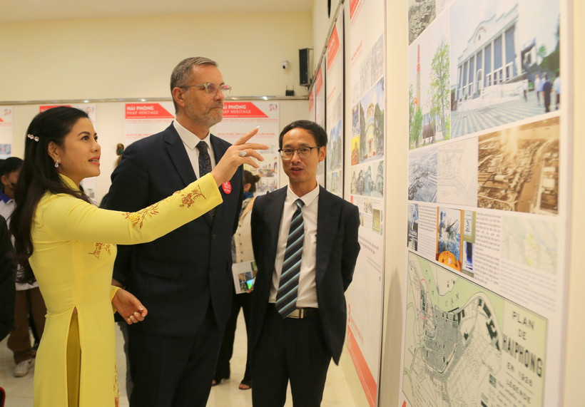 Bà Trần Thị Hoàng Mai, Giám đốc Sở Văn hóa Thể thao Hải Phòng giới thiệu với ông Olivier Brochet, Đại sứ Pháp tại Việt Nam các kiến trúc Pháp tiêu biểu tại Hải Phòng. (Ảnh: Minh Thu/TTXVN)