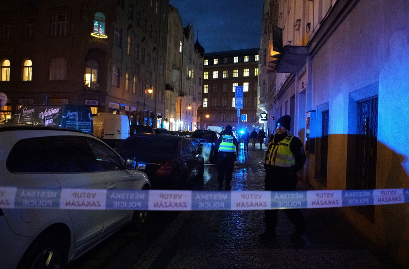 Cảnh sát phong tỏa gần hiện trường vụ nổ súng tại trường Đại học Charles ở Thủ đô Prague, Cộng hòa Séc, ngày 21/12/2023. (Ảnh: THX/TTXVN)