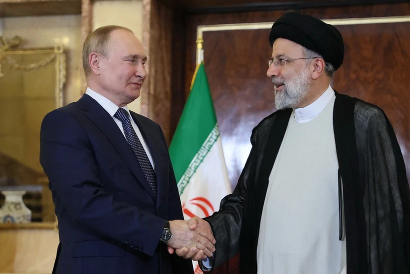 Tổng thống Iran Ebrahim Raisi (phải) và Tổng thống Nga Vladimir Putin. (Ảnh: AFP/TTXVN)