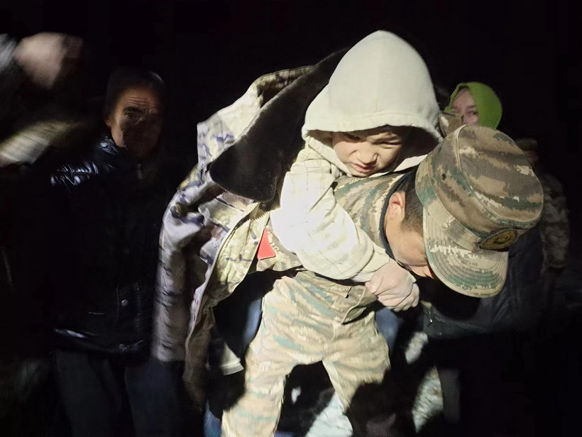 Binh sỹ Trung Quốc làm nhiệm vụ cứu hộ cứu nạn sau động đất tại một trường tiểu học ở Tích Thạch Sơn, tỉnh Cam Túc ngày 19/12/2023. (Ảnh: THX/TTXVN)