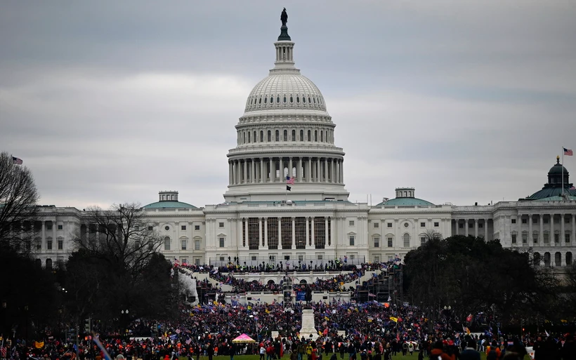 Người biểu tình tập trung tại khu vực tòa nhà Quốc hội Mỹ ở Washington, DC ngày 6/1/2021. (Ảnh: AFP/TTXVN)