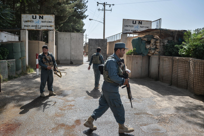 Lực lượng an ninh gác bên ngoài trụ sở Phái bộ của Liên hợp quốc tại Afghanistan (UNAMA), ở Guzara, tỉnh Herat, Afghanistan, ngày 31/7/2021. (Ảnh: AFP/TTXVN)