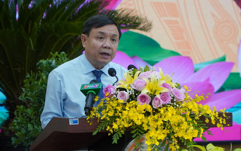 Chủ tịch Hội đồng Nhân dân tỉnh Đồng Tháp Phan Văn Thắng phát biểu tại kỳ họp. (Ảnh: Nhựt An/TTXVN)