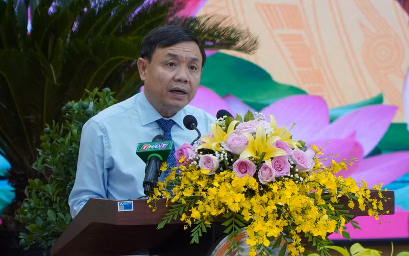 Chủ tịch Hội đồng Nhân dân tỉnh Đồng Tháp Phan Văn Thắng phát biểu tại kỳ họp. (Ảnh: Nhựt An/TTXVN)