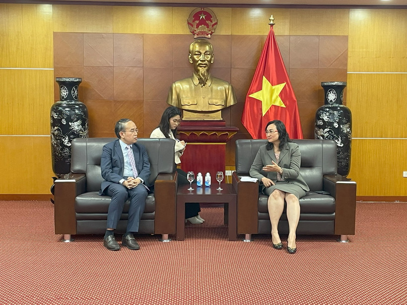 Ông Hứa Chính Vũ, Cục trưởng Cục Dịch vụ Tài chính và Kho bạc Hong Kong (bên trái) gặp Thứ trưởng Bộ Công Thương Phan Thị Thắng trong chuyến thăm Việt Nam từ ngày 13-15/12. (Ảnh: TTXVN phát)