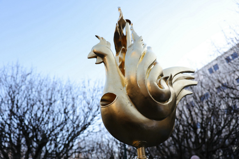 Tượng gà trống bằng vàng trước khi được đặt lên đỉnh tháp chuông của Nhà thờ Đức Bà ở Paris, Pháp ngày 16/12/2023. (Ảnh: AFP/TTXVN)