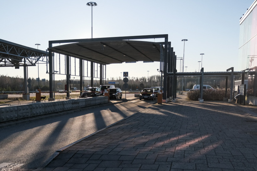 Các phương tiện xếp hàng tại cửa khẩu biên giới Nuijamaa giữa Phần Lan và Nga, tại Lappeenranta, Phần Lan, ngày 17/11/2023. (Ảnh: AFP/TTXVN)