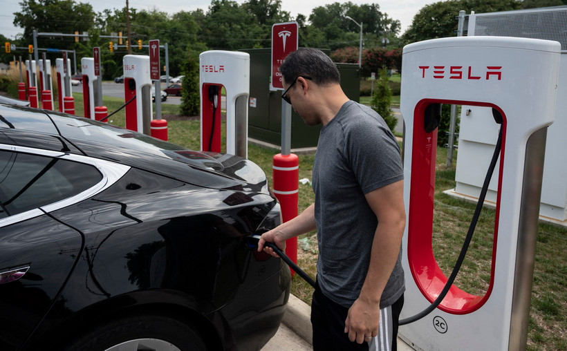 Người dân sạc điện cho ôtô tại một trạm sạc của Tesla ở Arlington, Virginia, Mỹ. (Ảnh: AFP/TTXVN)