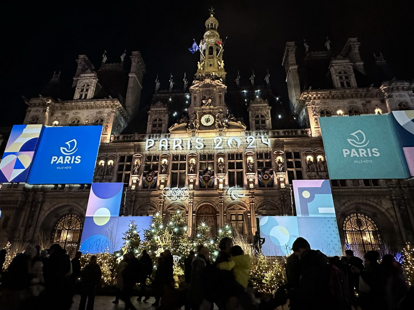 Một góc chợ Noel ở Tòa thị chính Paris. (Ảnh: Nguyễn Thu Hà/TTXVN)