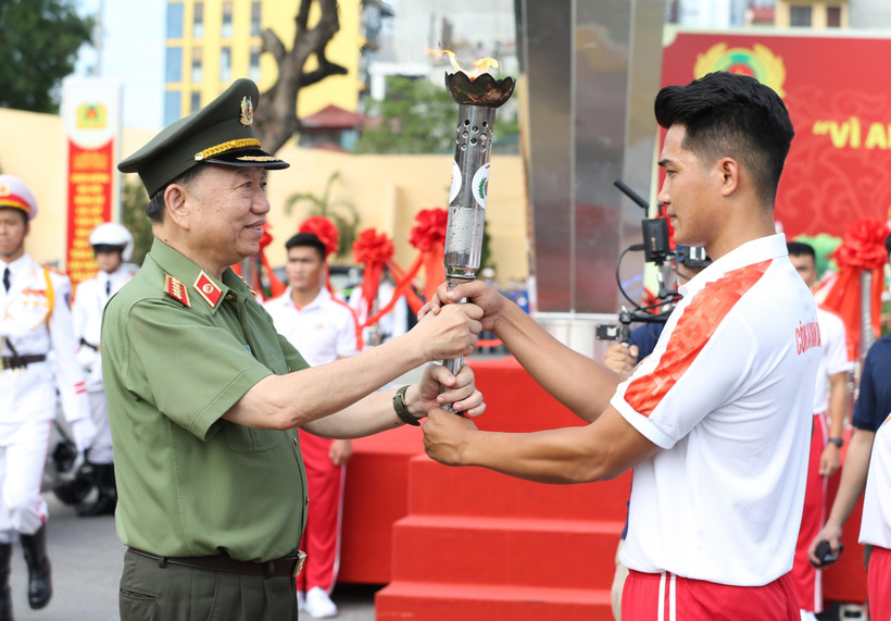 Đại tướng Tô Lâm, Ủy viên Bộ Chính trị, Bộ trưởng Bộ Công an thắp đuốc khai mạc Đại hội khỏe. (Ảnh: Dương Giang/TTXVN)