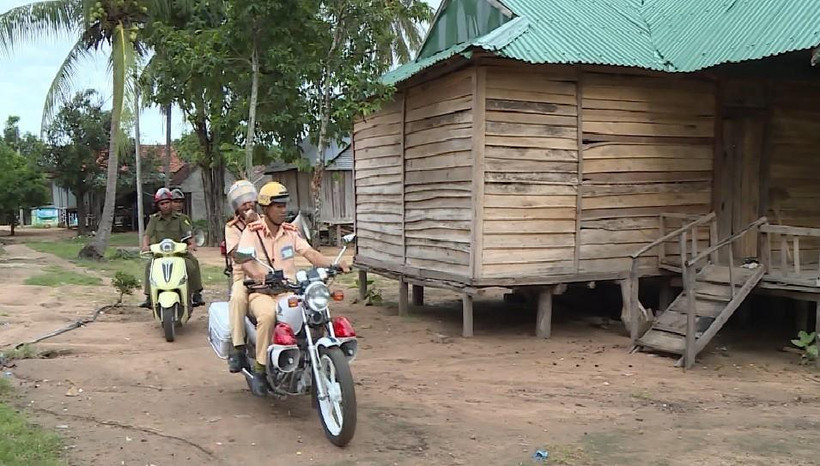 Công an huyện Kong Chro dùng loa di động, tuyên truyền đến từng hộ gia đình người dân tộc thiểu số về tác hại của việc uống rượu, bia khi tham gia giao thông. (Ảnh: Hồng Điệp/TTXVN)