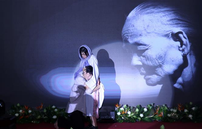 Tiết mục kịch 'Về đi em' do tác giả Hạ Lam nhóm kịch Hồng Vân thể hiện tại buổi lễ. (Ảnh: Xuân Khu/TTXVN)