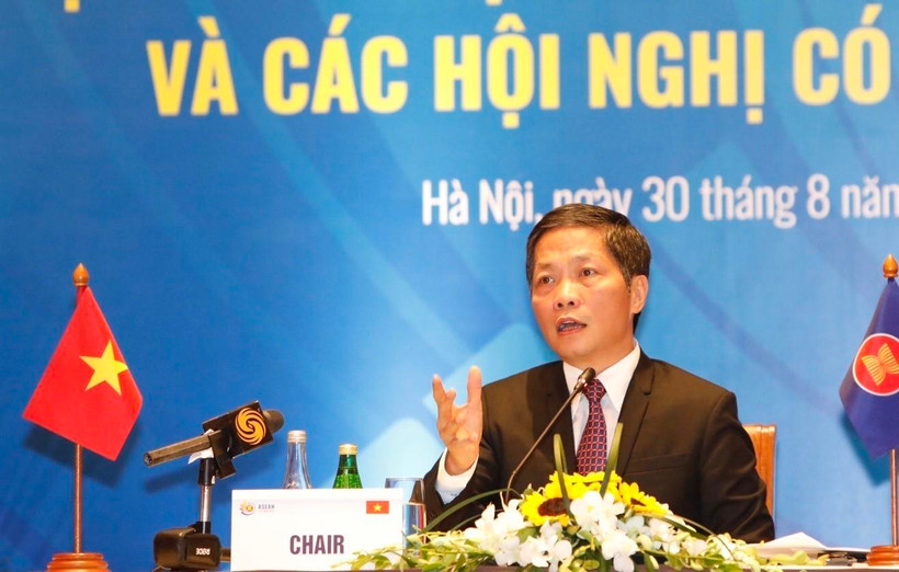 Bộ trưởng Bộ Công thương Trần Tuấn Anh trả lời phỏng vấn báo chí. (Ảnh: Trần Việt/TTXVN)