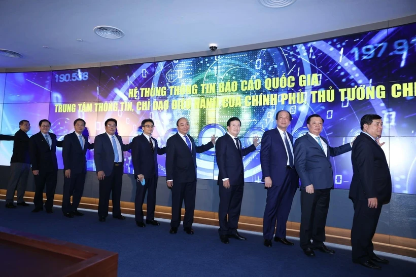 Thủ tướng Nguyễn Xuân Phúc và các đại biểu thực hiện nghi thức khai trương. (Ảnh: Thống Nhất/TTXVN)