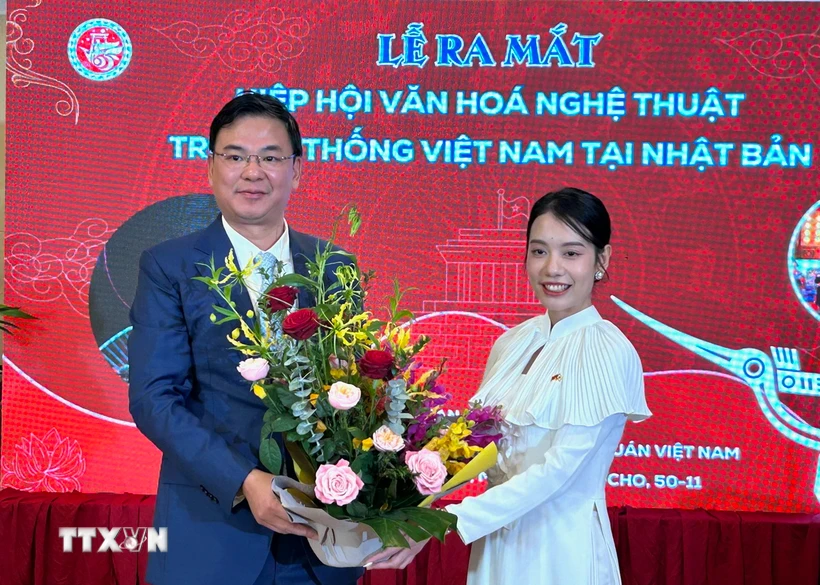 Đại sứ Việt Nam tại Nhật Bản Phạm Quang Hiệu chúc mừng bà Đỗ Khánh Hân, Chủ tịch Hiệp hội Văn hóa Nghệ thuật truyền thống Việt Nam tại Nhật Bản. (Ảnh: Nguyễn Tuyến/TTXVN)