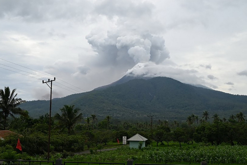 Tro bụi phun lên từ miệng núi lửa Lewotobi Laki-Laki, nhìn từ làng Pulolera ở huyện Flores Timur, Đông Nusa Tenggara, Indonesia. (Ảnh: THX/TTXVN)