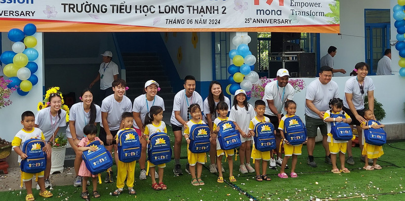 Ngày 16/6/2024, Liên hiệp các Tổ chức hữu nghị tỉnh Kiên Giang tổ chức khánh thành và đưa vào sử dụng 6 phòng học, 20 bộ máy tính, sân chơi… tại Trường Tiểu học Long Thạnh 2, xã Long Thạnh, huyện Giồng Riềng, với tổng kinh phí trên 4,2 tỷ đồng. Đây là số tiền được Liên hiệp các Tổ chức hữu nghị tỉnh vận động Tổ chức Sunflower Mission (Hoa Kỳ) tài trợ xây dựng. (Ảnh: Lê Sen/TTXVN)