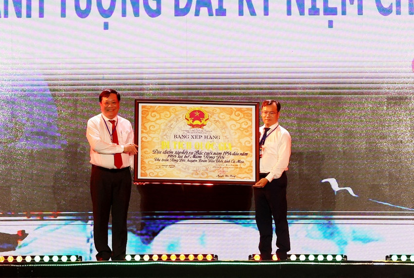 Tỉnh Cà Mau đón nhận Bằng xếp hạng Di tích Quốc gia địa điểm tập kết ra Bắc cuối năm 1954, đầu năm 1955 tại bờ Nam Sông Đốc. (Ảnh: Hồng Đạt/TTXVN)