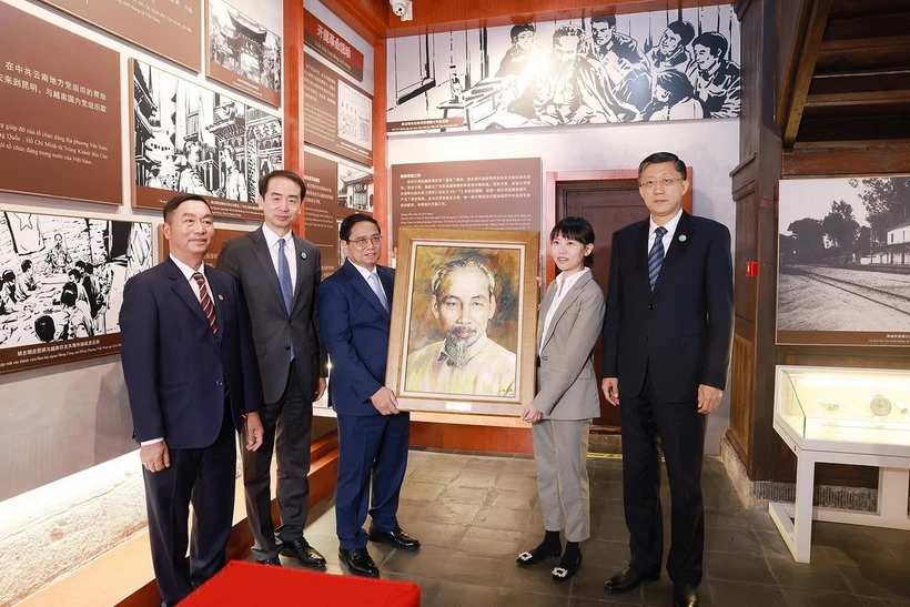 Thủ tướng Phạm Minh Chính trao chân dung Bác Hồ tặng Khu di tích nơi ở của Chủ tịch Hồ Chí Minh tại số nhà 91 phố Nam Hoa Sơn, quận Ngũ Hoa, thành phố Côn Minh. (Ảnh: Dương Giang/TTXVN)