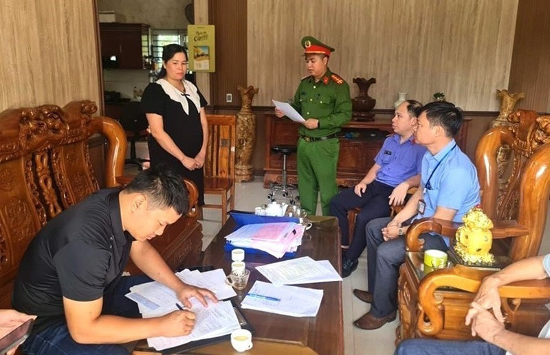 Cơ quan Cảnh sát điều tra Công an tỉnh Hà Giang thi hành lệnh khám xét nơi ở đối với bị can Lê Thùy Dung. (Ảnh: TTXVN phát)