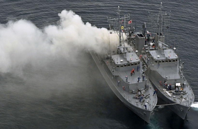 Khói bốc lên từ hiện trường hỏa hoạn trên tàu quét mìn Ukushima (trái) ngoài khơi tỉnh Fukuoka, Nhật Bản, ngày 10/11/2024. (Ảnh: Kyodo/TTXVN)