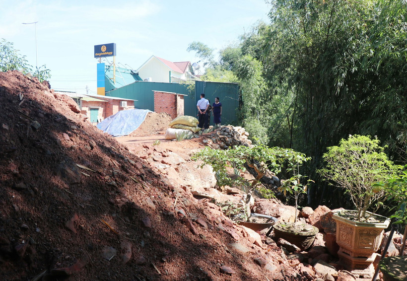 Một điểm sạt lở tại Quảng Ngãi. (Ảnh: Phạm Cường/TTXVN)