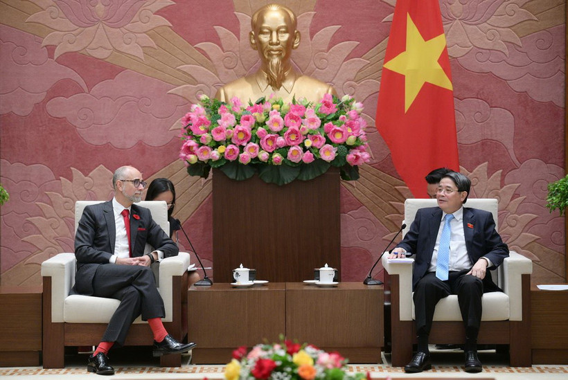 Phó Chủ tịch Quốc hội Nguyễn Đức Hải tiếp Đại sứ đặc mệnh toàn quyền Canada tại Việt Nam Perry Shawn Steil. (Nguồn: Quốc hội)