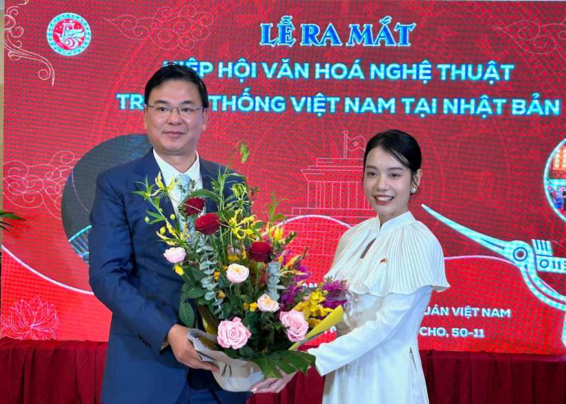 Đại sứ Việt Nam tại Nhật Bản Phạm Quang Hiệu chúc mừng bà Đỗ Khánh Hân, Chủ tịch Hiệp hội Văn hóa Nghệ thuật truyền thống Việt Nam tại Nhật Bản. (Ảnh: Nguyễn Tuyến/TTXVN)