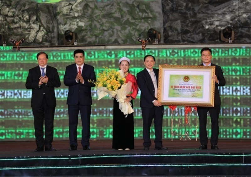 Phó Thủ tướng Lê Thành Long trao Bằng xếp hạng Di tích Quốc gia Đặc biệt Di tích khảo cổ Hang xóm Trại, Mái đá Làng Vành cho đại diện lãnh đạo tỉnh Hòa Bình. (Ảnh: Trọng Đạt/TTXVN)