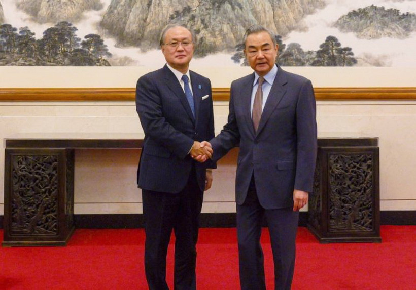 Bộ trưởng Ngoại giao Trung Quốc Vương Nghị và Cố vấn đặc biệt Nội các, Cục trưởng Bảo vệ an ninh quốc gia Nhật Bản Takeo Akiba. (Nguồn: Japan Times)