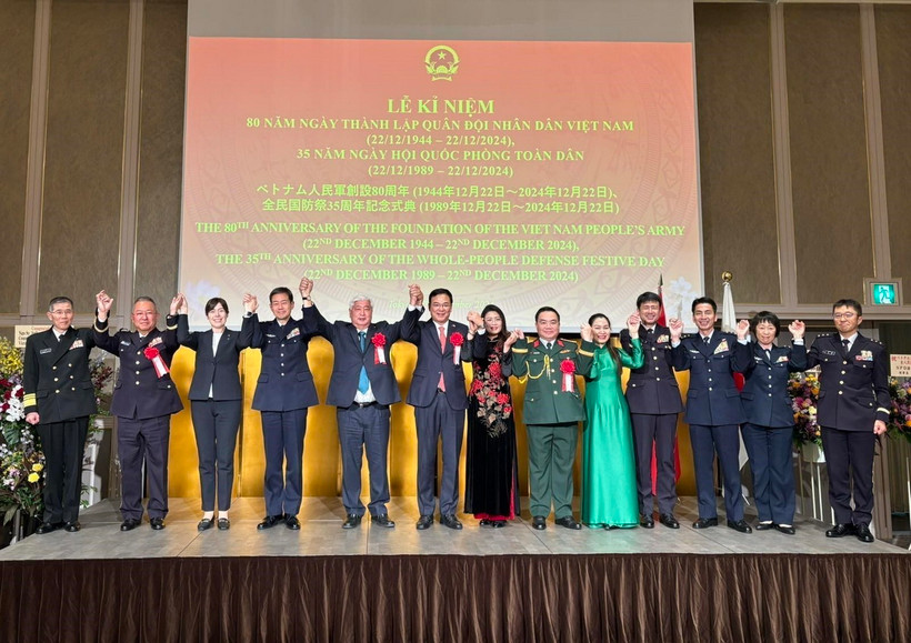 Các đại biểu chụp ảnh kỷ niệm tại buổi lễ. (Ảnh: Xuân Giao/TTXVN)