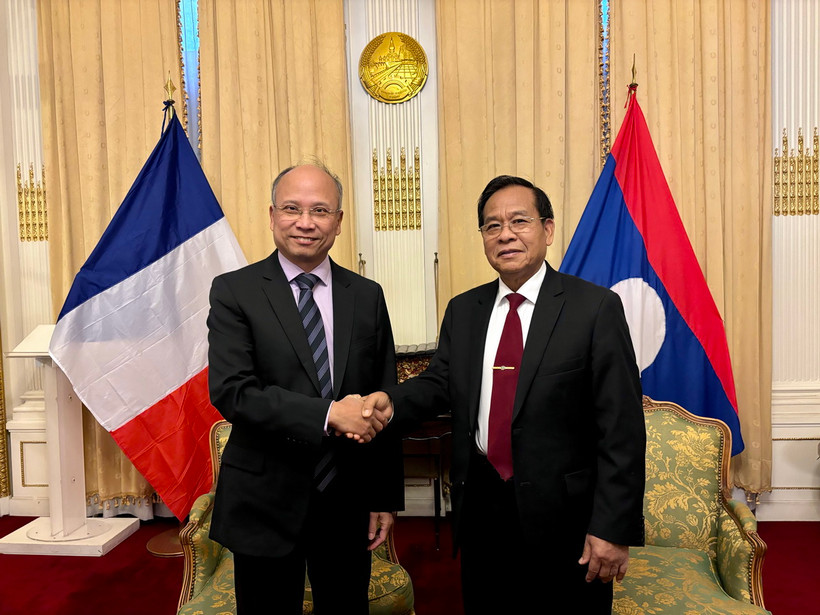 Đại sứ Kham-Inh Khitchadeth đón tiếp Đại sứ Đinh Toàn Thắng sang thăm chúc mừng nhân dịp Quốc khánh Lào. (Ảnh: Nguyễn Thu Hà/Vietnam+)