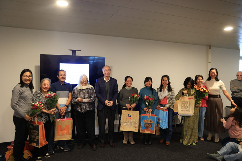 Đại sứ Phùng Thế Long cùng các thầy cô và ban phụ huynh của trường Bình Minh. (Ảnh: Anh Hiển/TTXVN)