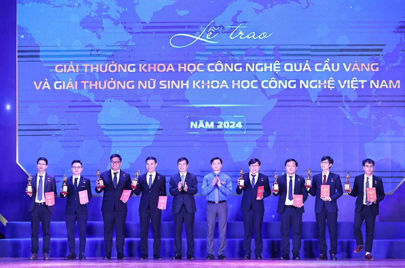 Bí thư Trung ương Đoàn Nguyễn Minh Triết trao Giải thưởng Khoa học công nghệ Quả Cầu Vàng cho các tài năng trẻ. (Ảnh: Minh Đức/TTXVN)